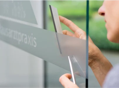 marquage vitrine avec adhésif dépoli à Villedieu-sur-Indre près de Châteauroux dans l'Indre 36